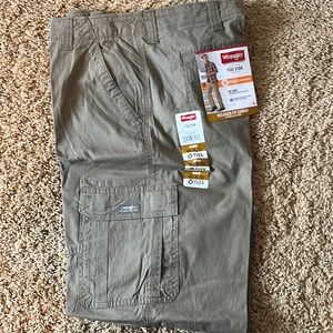 Men’s wrangler cargo pants size 40x30 brand new